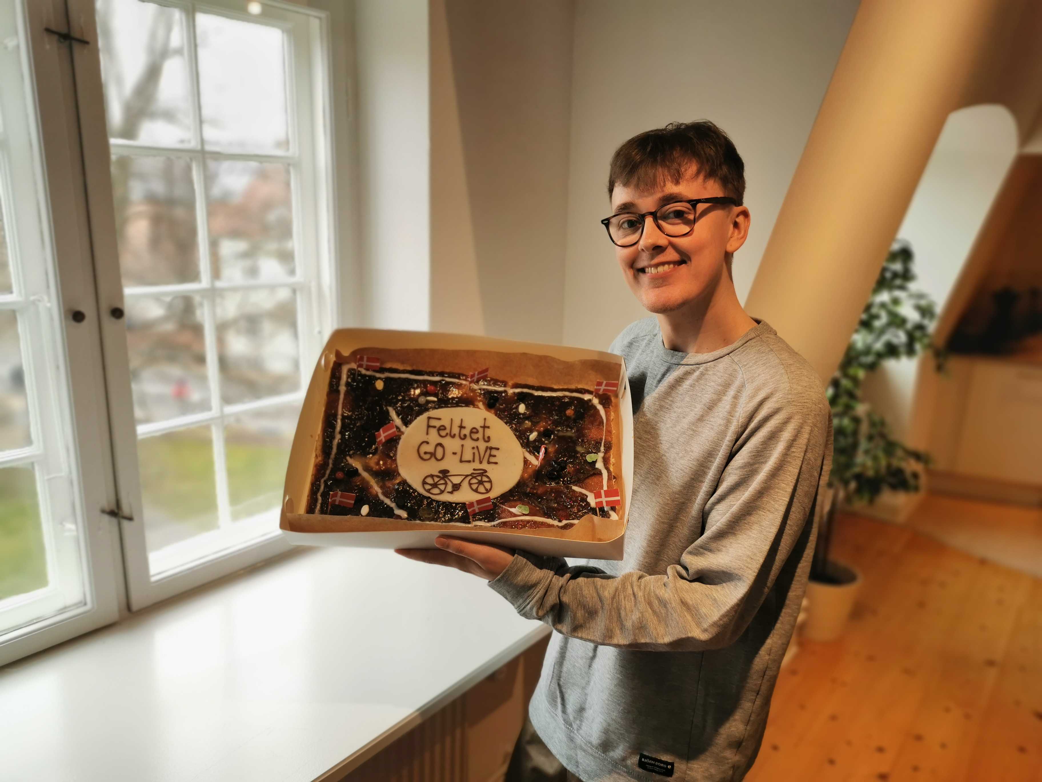Fejring af succesfuld integration med brunsviger på kontoret
